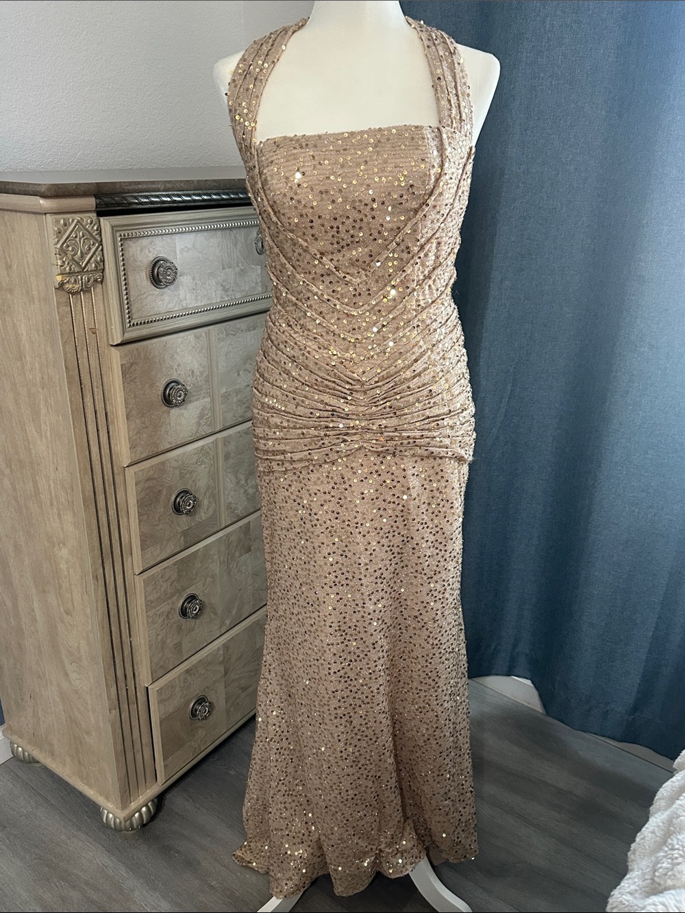 Elegant halter Sequin Sparkly Pleased Prom Evening Dress